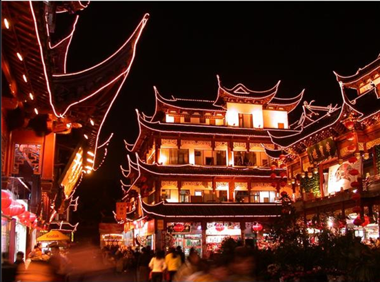 如今,城隍庙已成为宁波最大的购物中心,这里商店林立,小吃遍布,实